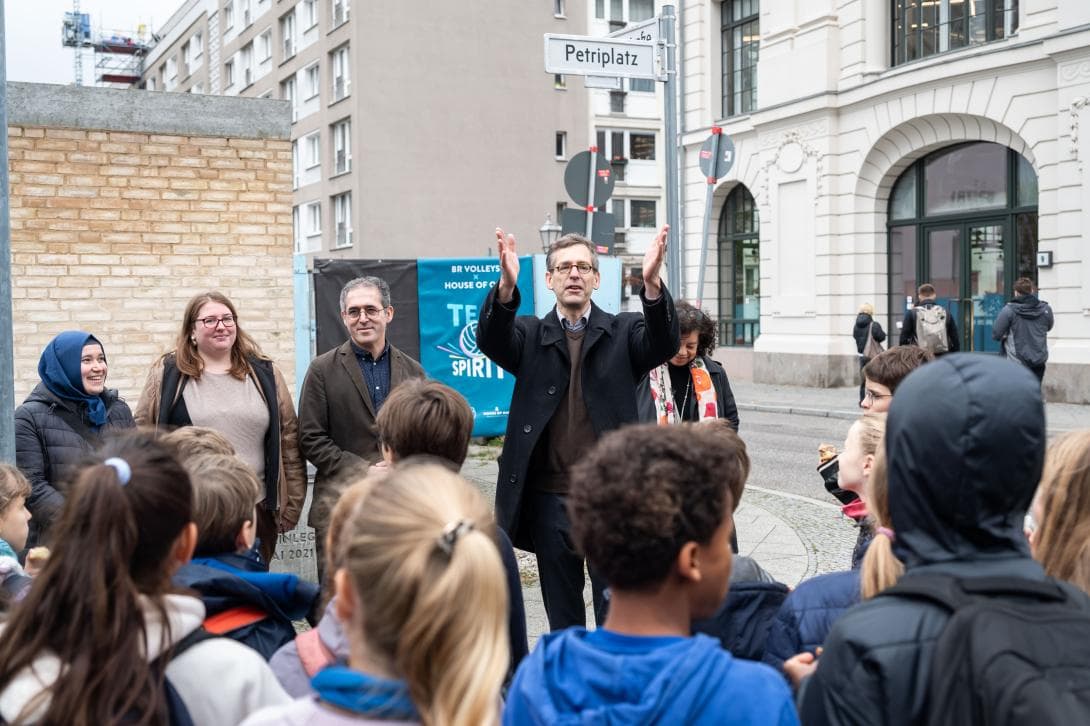 Stiftungsleiter Roland Stolte begrüßt gemeinsam mit dem Bildungsteam die Schülerinnen und Schüler sowie die Spieler der BR Volleys.