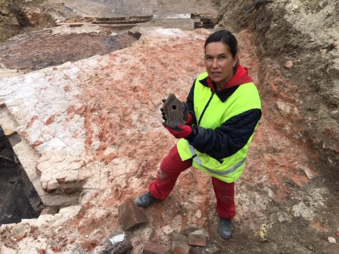 Archäologin Melisch bei der Arbeit auf dem Berliner Petriplatz