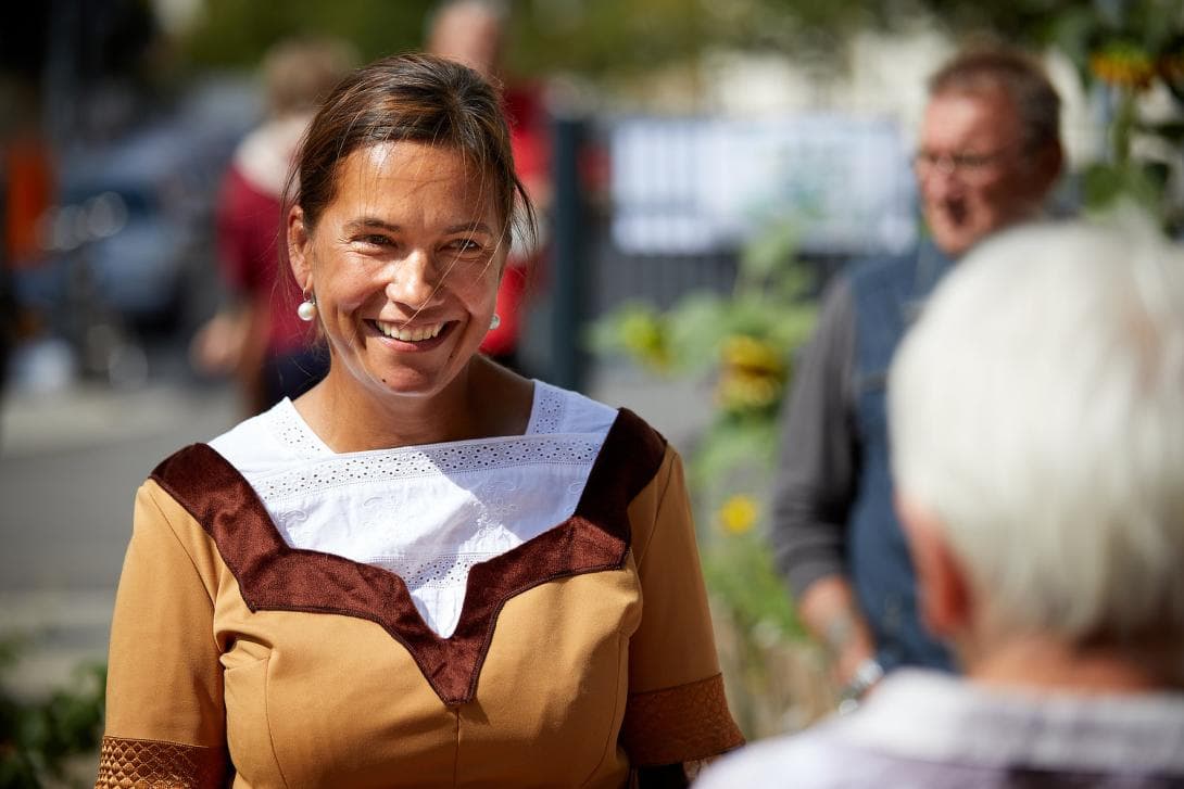 Archäologin Melisch in historischem Kostüm
